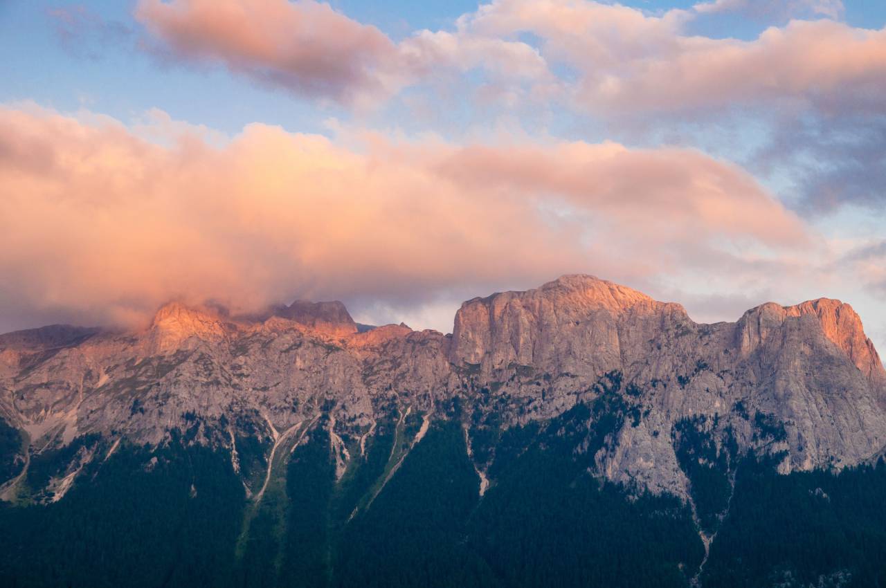 Montañas, acantilados, cielo, nubes, puesta de sol, naturaleza,