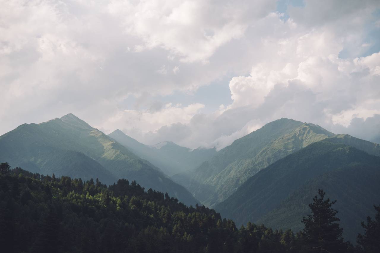 naturaleza, paisaje, montaña, viajes, aventuras, árboles, hojas, verde, nubes, cielo,