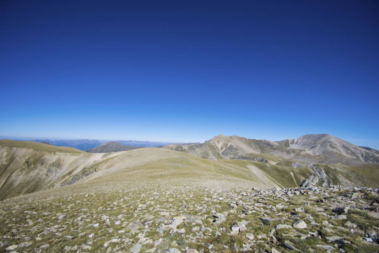 naturaleza, paisaje, montaña, viajes, aventuras, trek, caminata, escalada, verde, montaña, cumbre, pico, nubes, cielo,