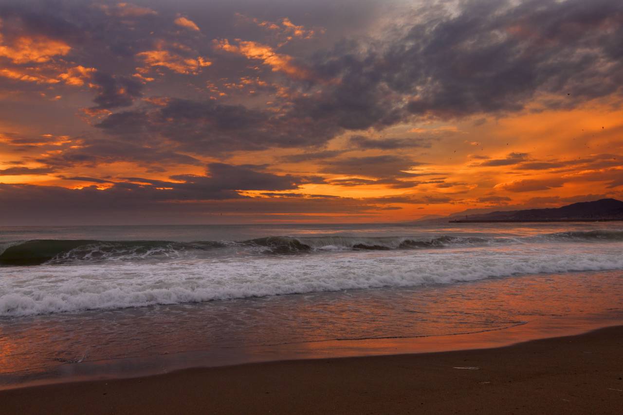 naturaleza, paisaje, agua, océano, mar, olas, salpicaduras, playa, orilla, arena, cielo, nubes, horizonte, gradiente, azul, naranja,