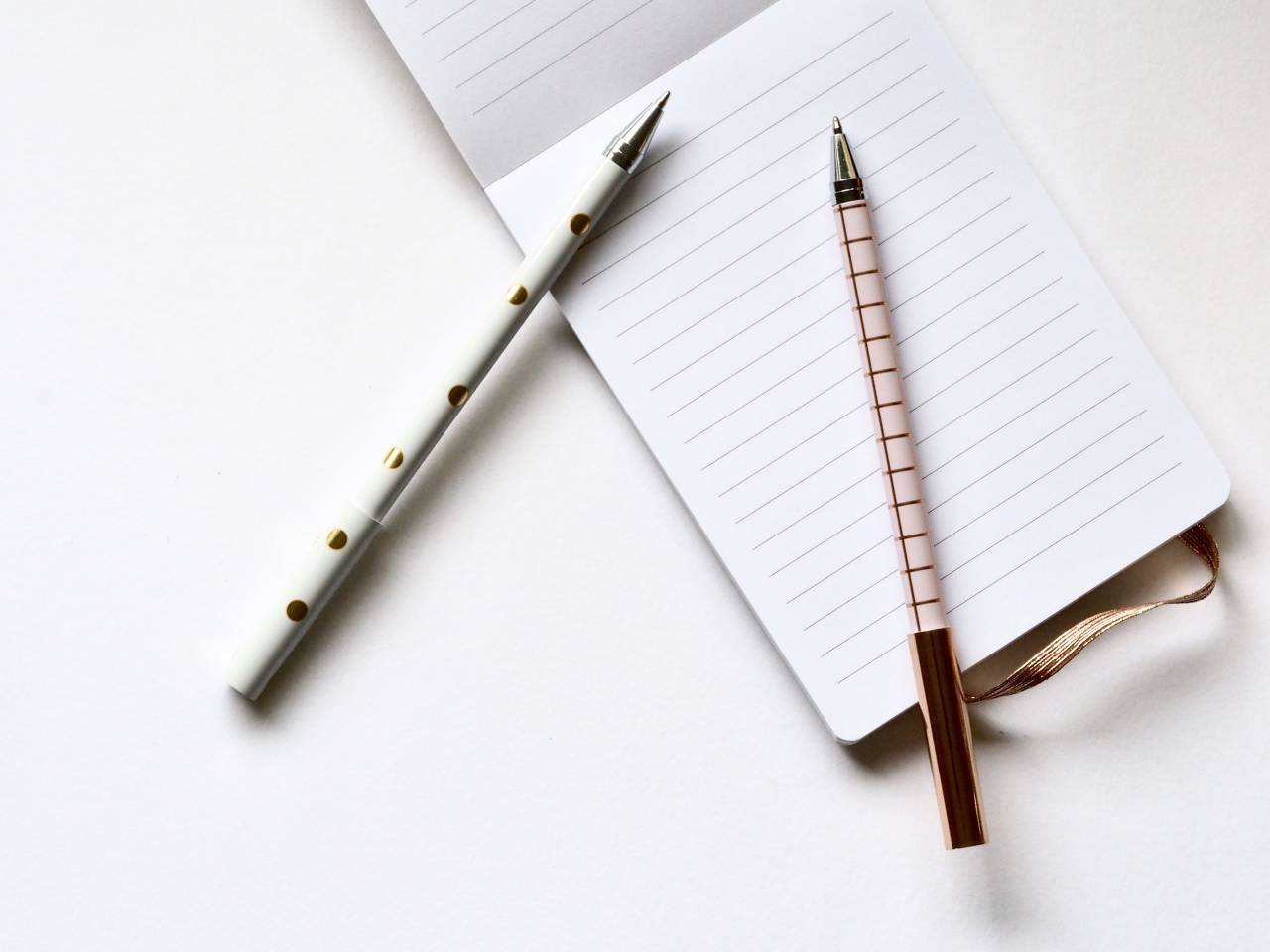 Bloc de notas, rosa, bolígrafos, mínimo, blanco, fondo, papel tapiz, manchado, escritura, negocios,