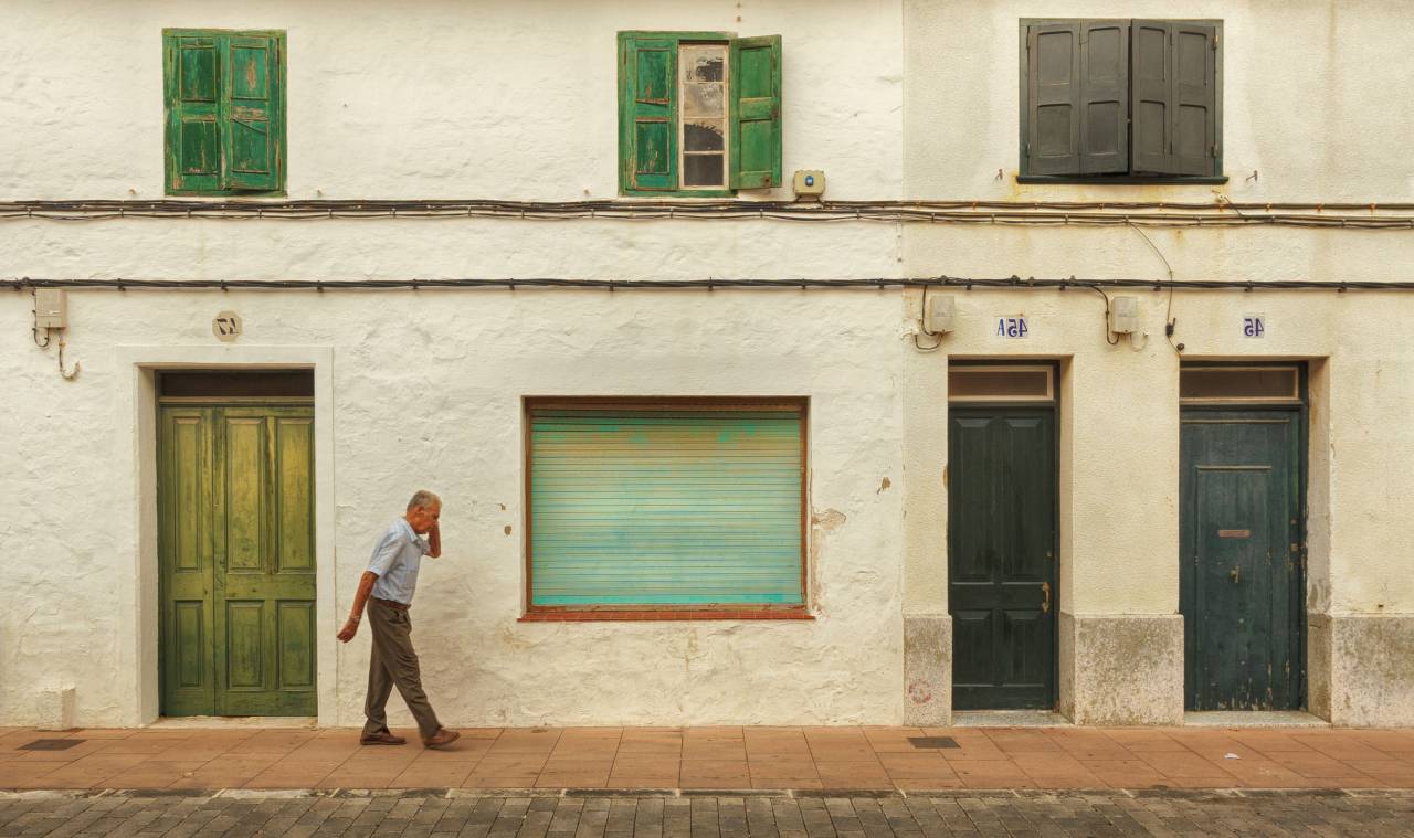 Viejo, hombre, caminar, calle, ciudad, rústico, teléfono móvil, hablar, dispositivo, tecnología, arquitectura, gree, puerta, ventana,