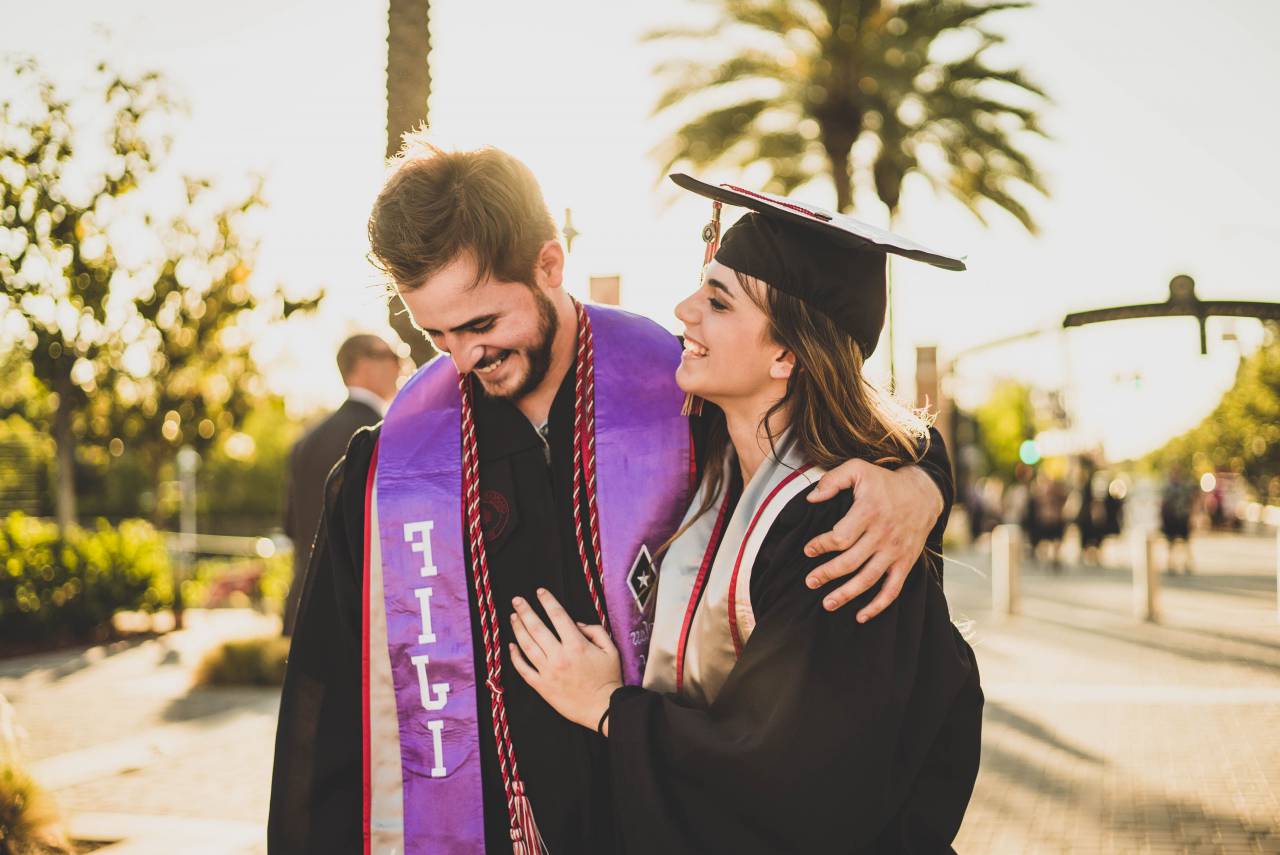 gente, niña, chico, abrazo, amor, sonreír, contento, éxito, graduación, colegio, universidad, conocimiento, educación, estudiantes, académico,