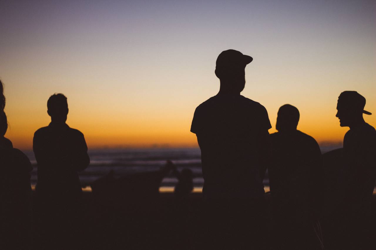pessoas, rapazes, amigos, praia, pôr do sol, céu, escuro, boné, silhueta,