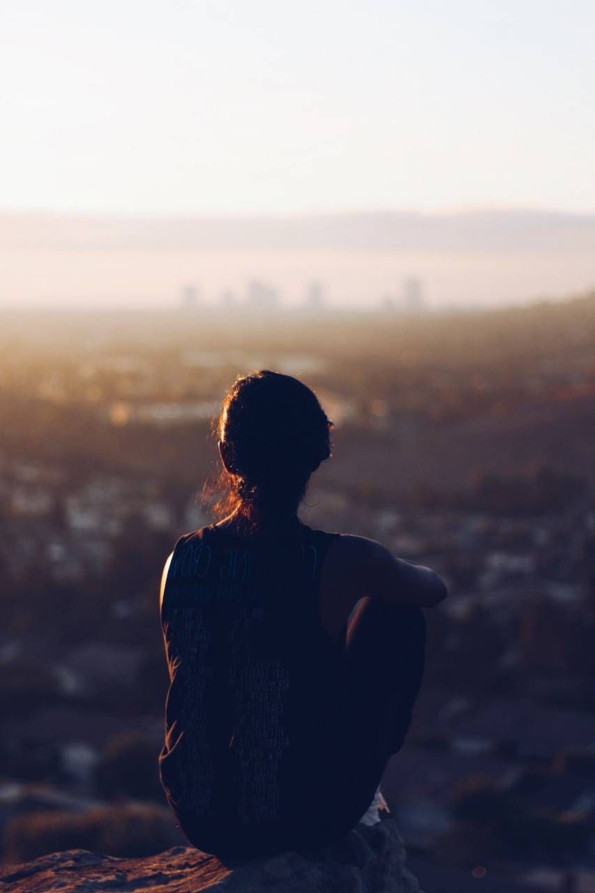 Gente, mujer, chill, relax, viajes, aventuras, puesta de sol, pico, cumbre, acantilado,
