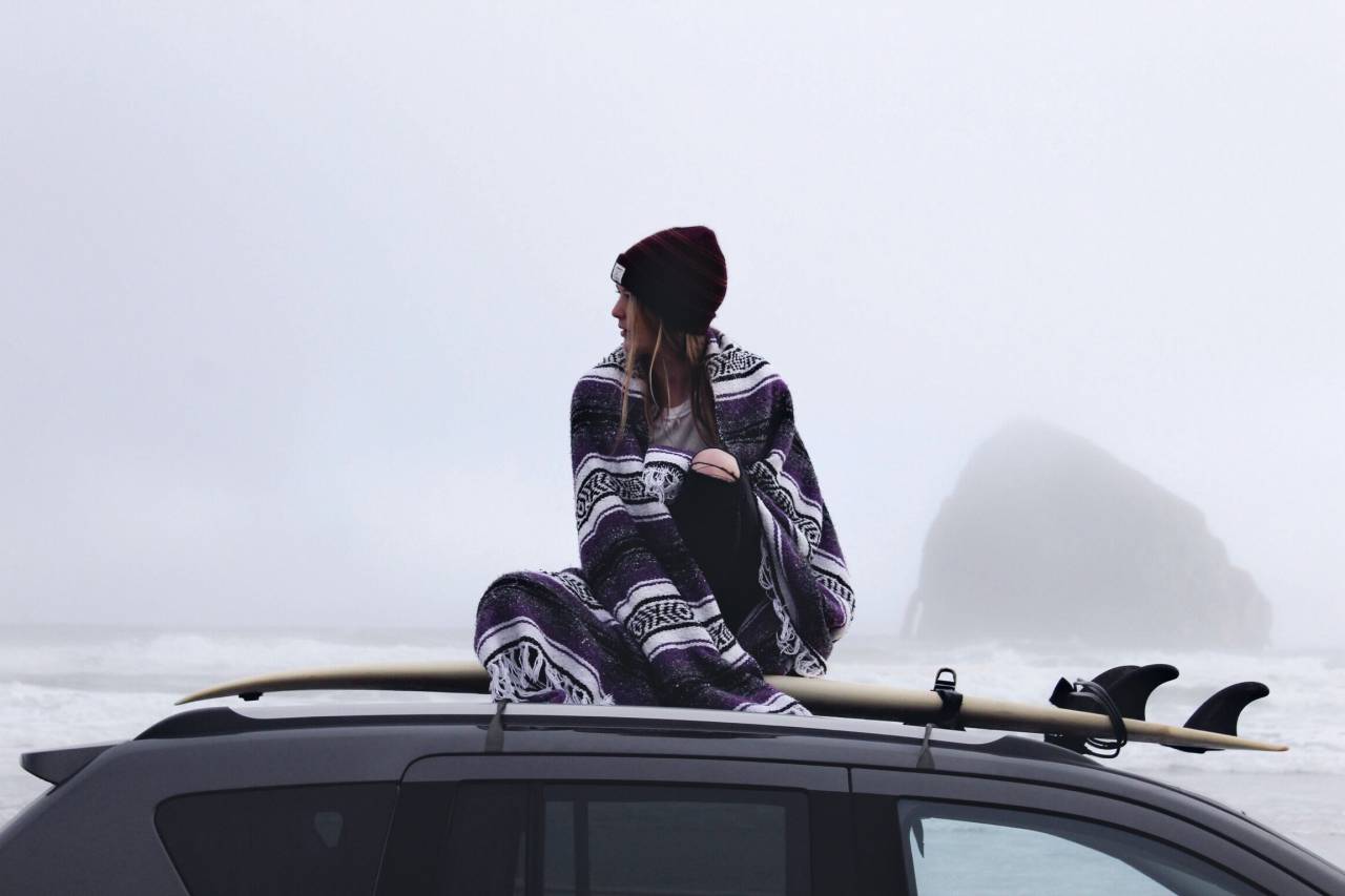 Gente, mujer, frío, clima, niebla, coche, vehículo, carga superior, agua, océano, mar, olas,