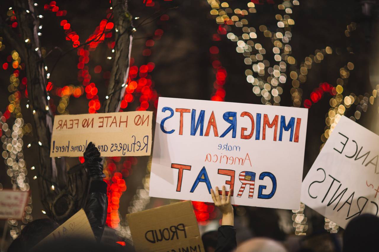 Carteles, gente, rally, protesta, inmigrantes, nosotros, América, derechos humanos, noche, bokeh, luces, unir, triunfo,
