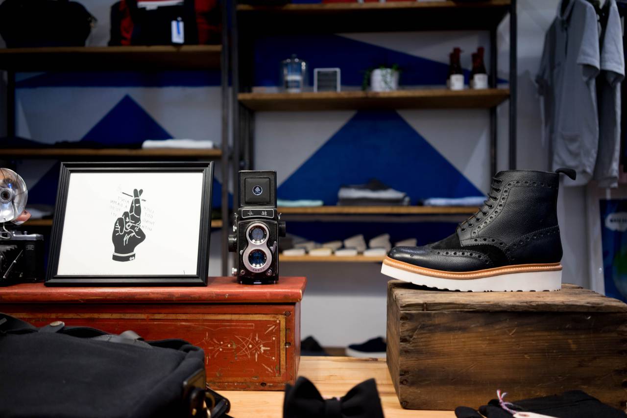 Zapatos, cordón, negro, cuero, diseño, arte, altavoces, merch, para la venta, tienda, tienda, marco, manos,