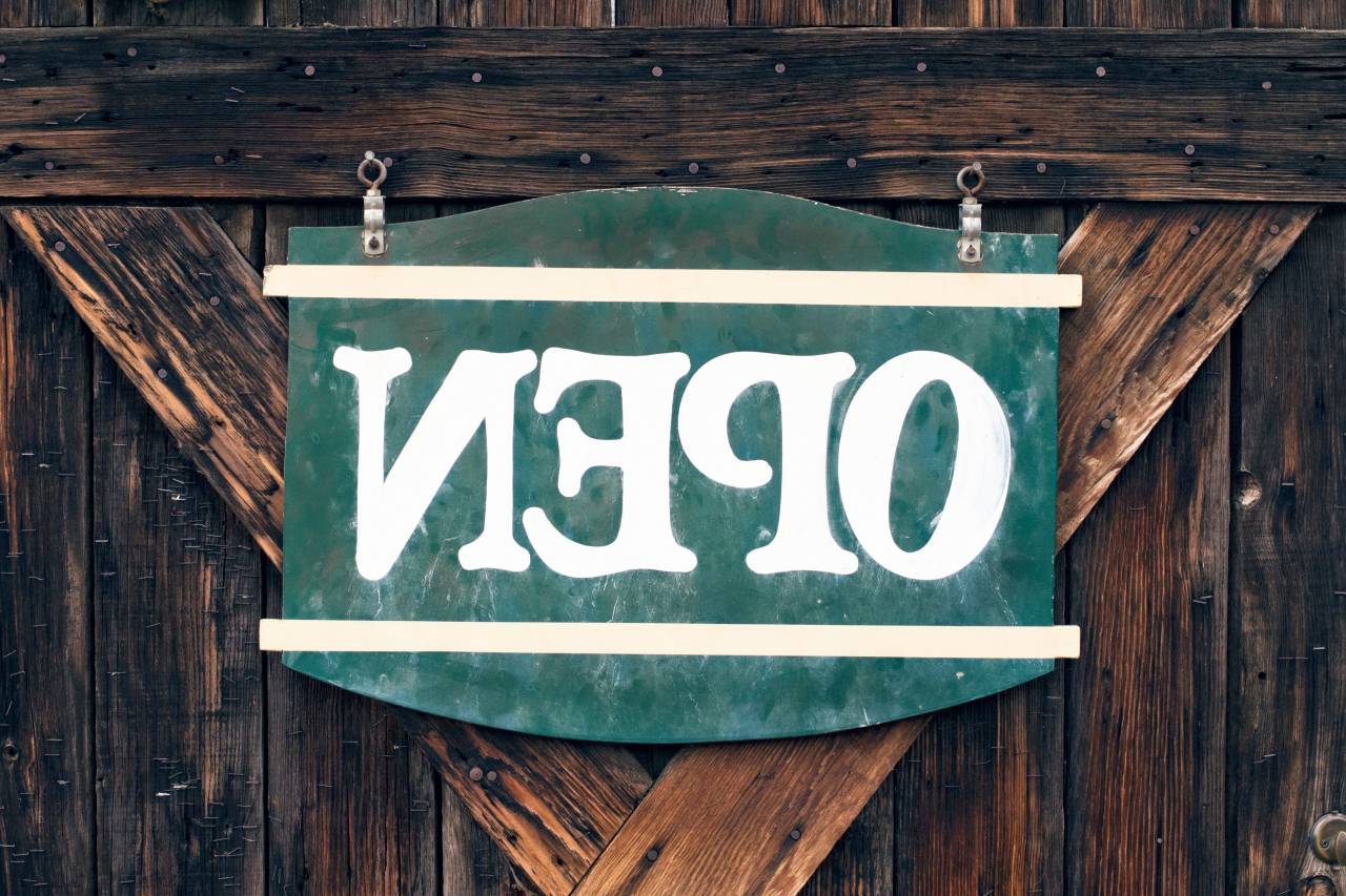 señalización, abierto, firmar, puerta, de madera, pared,