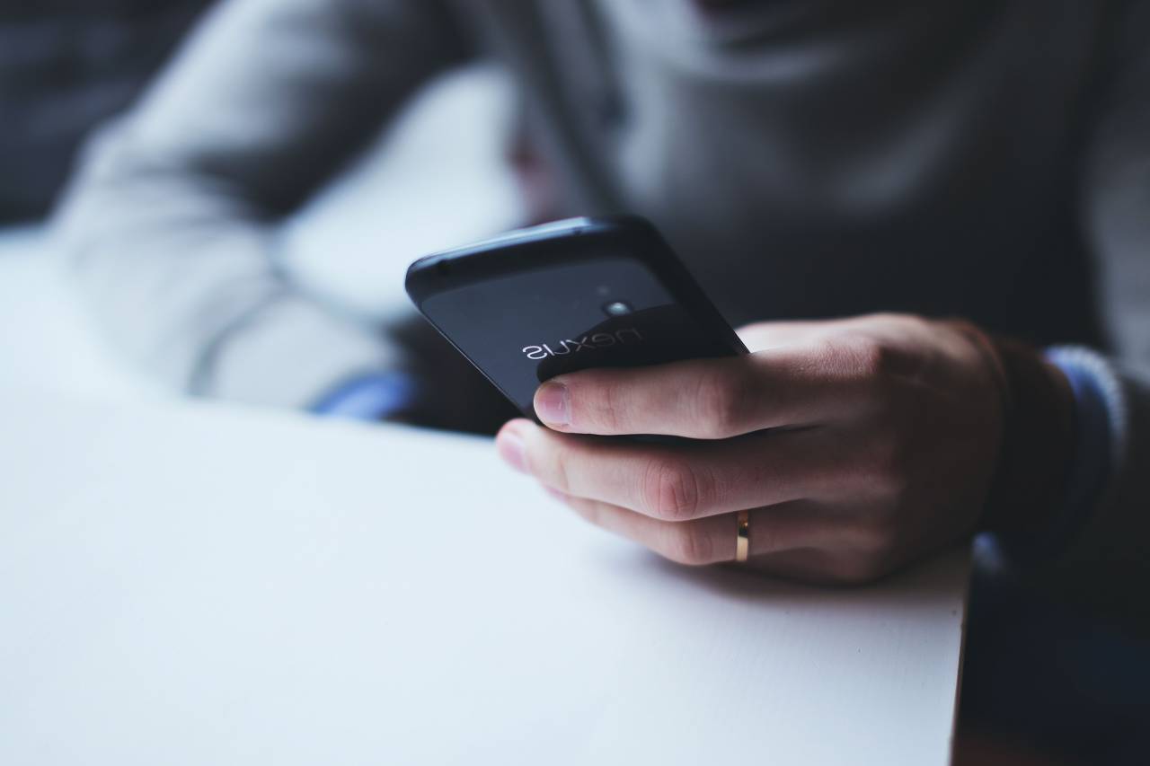 Smartphone, teléfono celular, móvil, tecnología, manos, negocios, mensajes de texto,