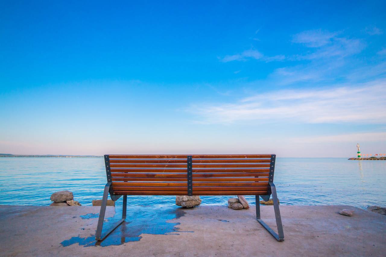 Todavía, elementos, cosas, banco, silla, muelle, bahía, rocas, naturaleza, agua, océano, mar, cielo, nubes, horizonte,