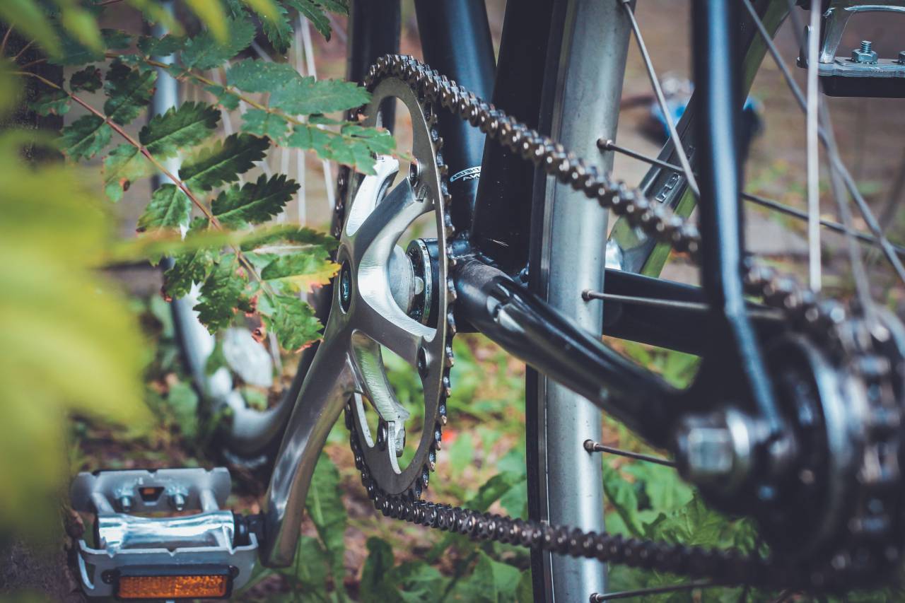 still, items, things, bicycles, parking, gear, cogs, pedal, plants, bokeh
, 