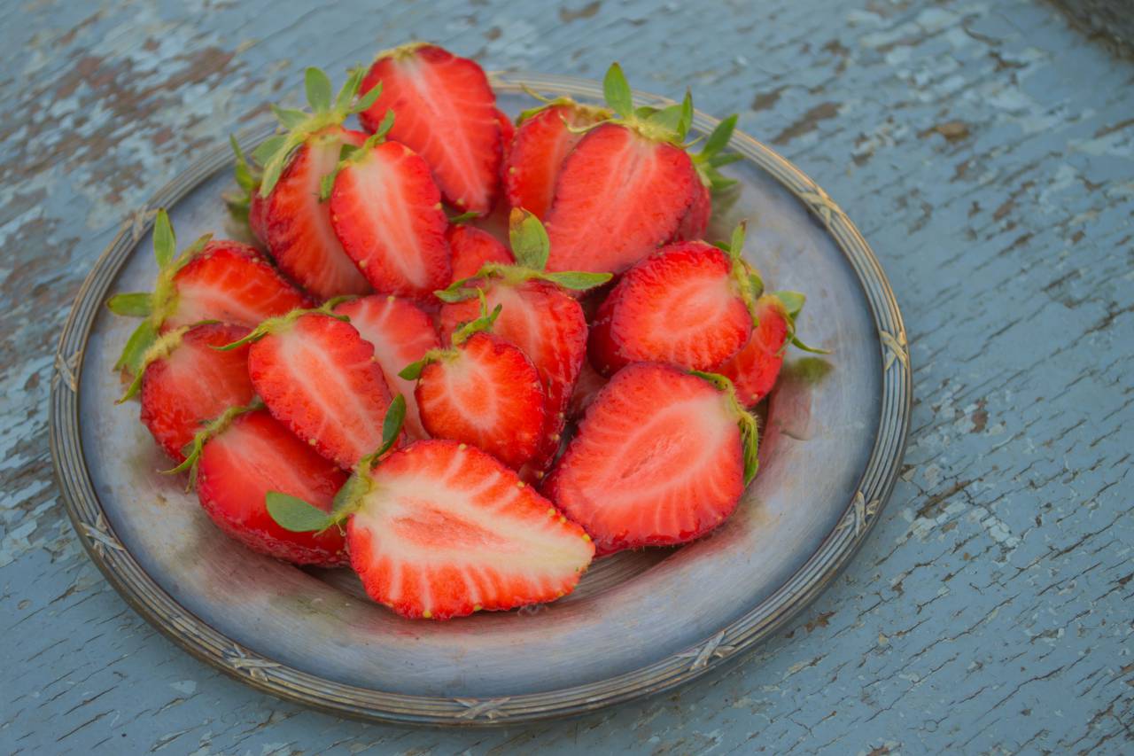 strawberry, rustic, bowl, food, fruit, table, wood, strawberries, sliced, red, tasty, juicy
, 