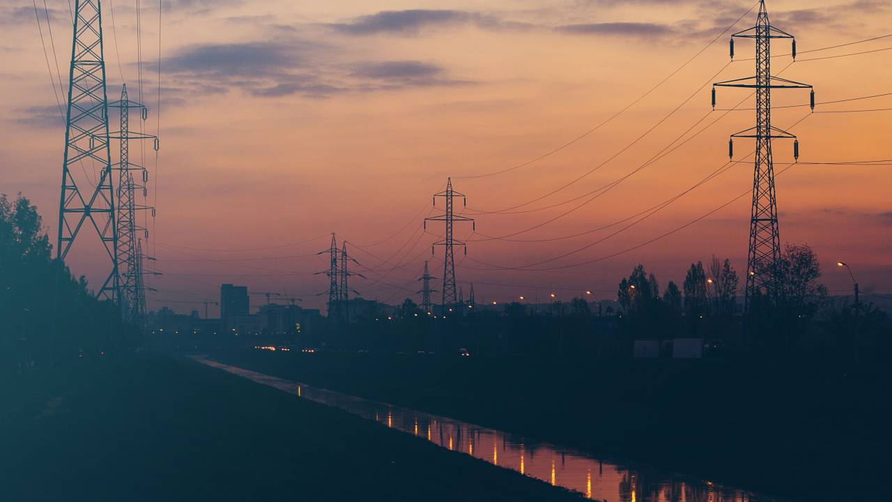 puesta de sol, anochecer, líneas eléctricas, cielo, nubes, ciudad, río, agua, árboles, silueta, sombras,