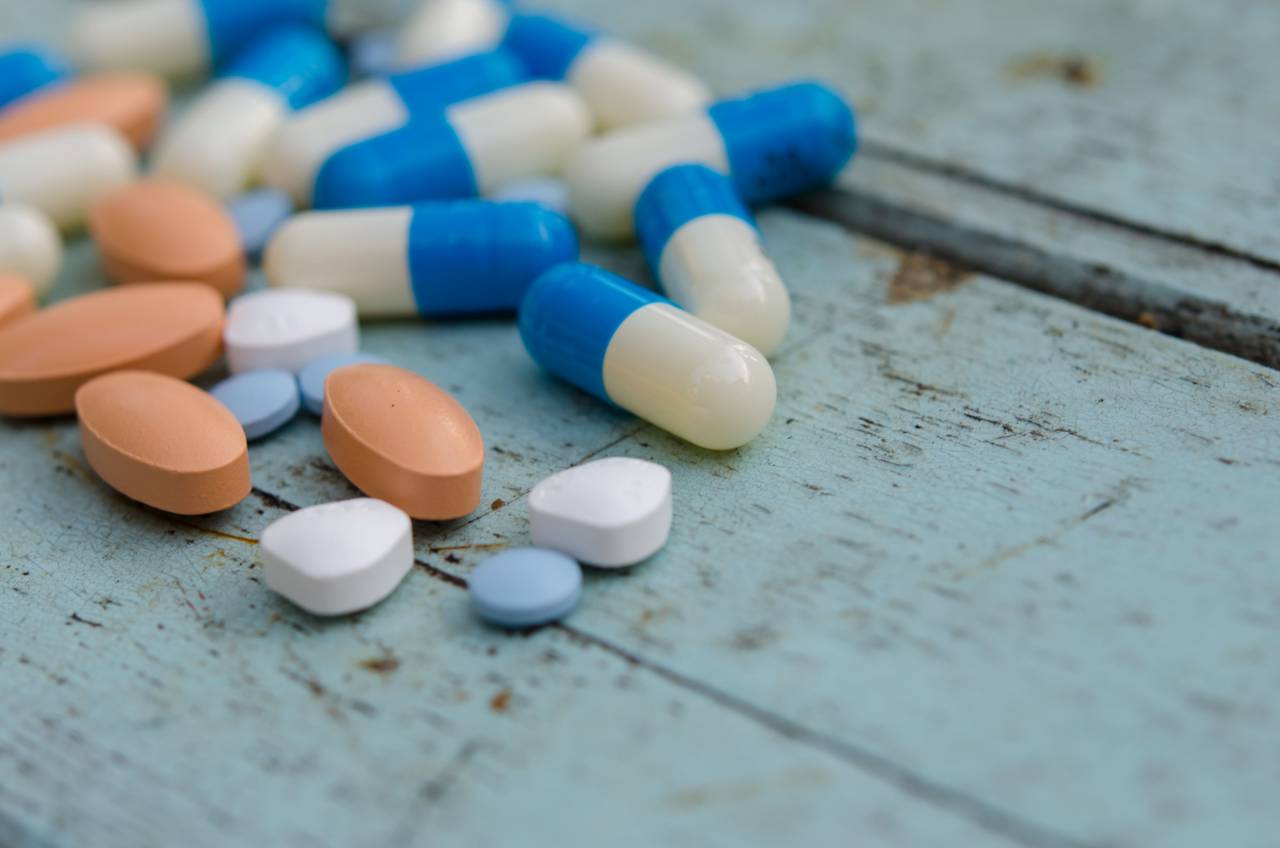 Tabletas, píldoras, medicina, madera, mesa, médico, socorro, azul, blanco, naranja