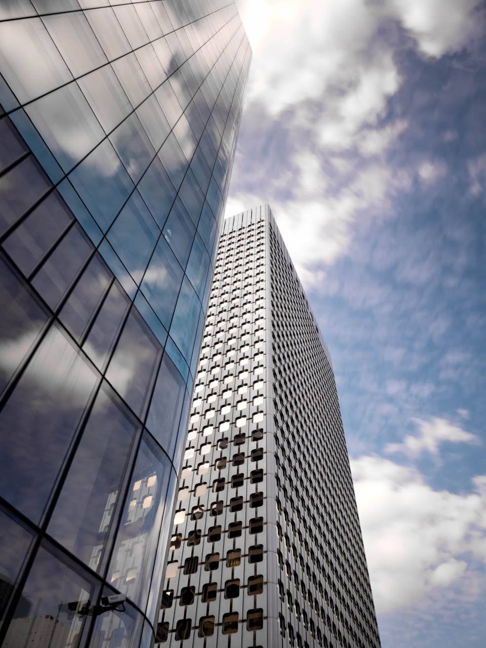 Alto, rascacielos, ciudad, edificios, negocios, oficinas, ventanas, arquitectura, luz del sol, cielo, nubes, centro de la ciudad, urbano, lugar de trabajo,