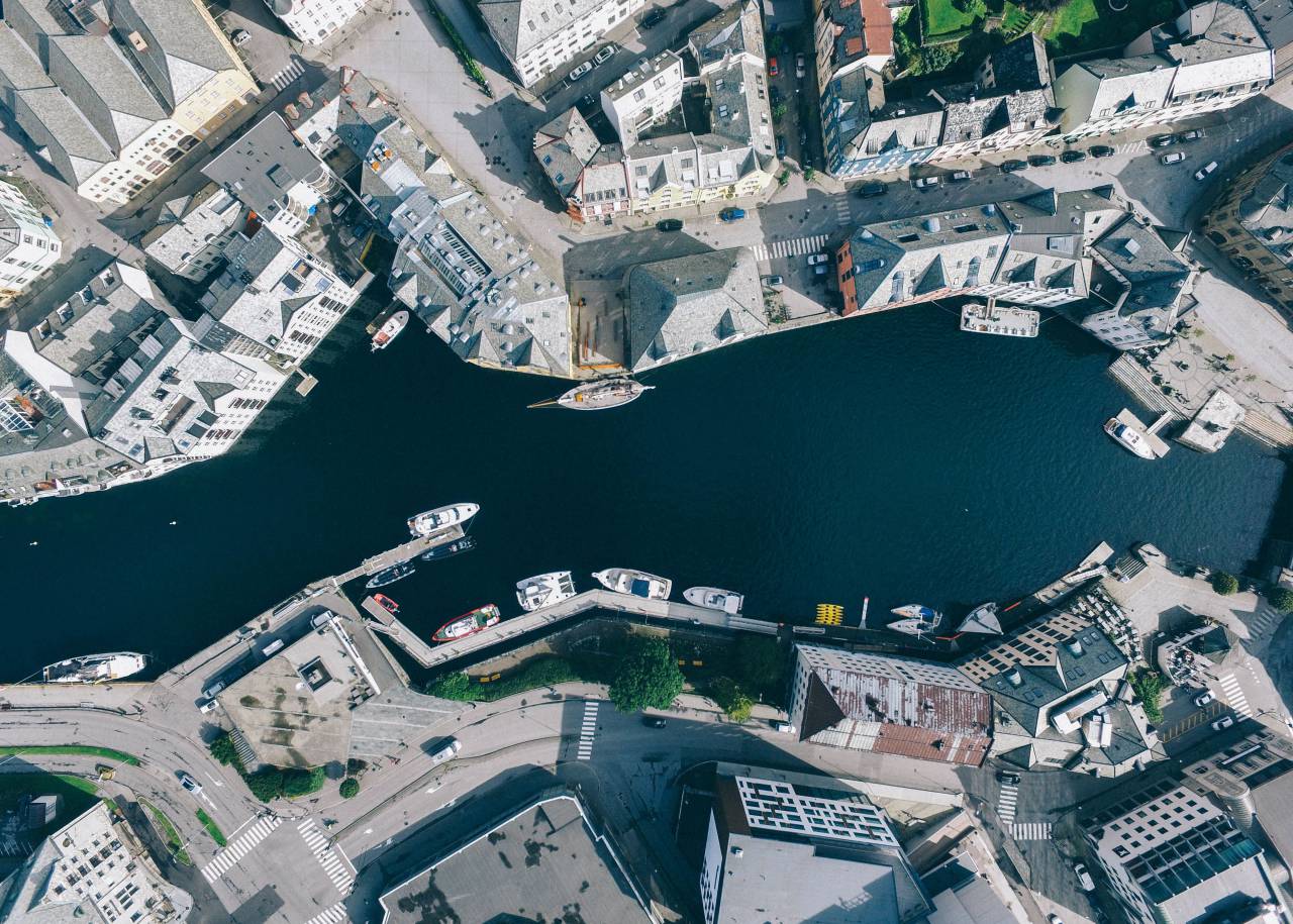 top view, aerial, boat, water, river, roof, building, establishment, infrastructure, architecture, plants, grass, trees, garden, city, urban, riverside
, 