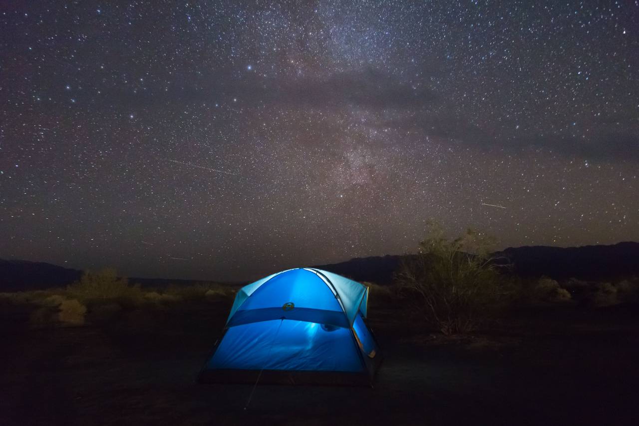 Viajes, aventuras, campamento, carpa, montaña, nubes, cielo, estrella, constelación, astrofotografía, oscuridad, noche,