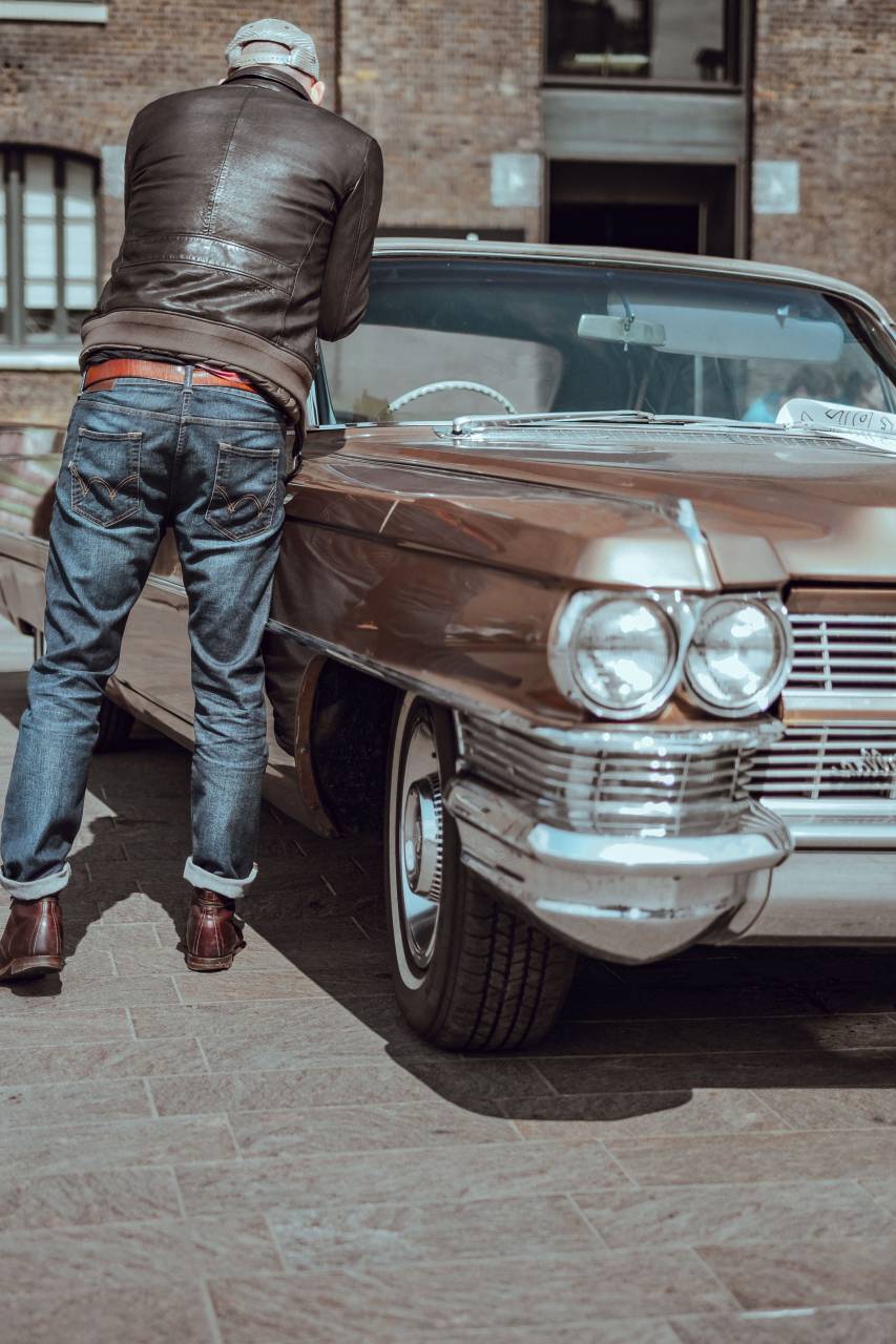 Vintage, coche, viajes, marrón, gente, hombre, chico, jeans, cuero, chaqueta, soleado, día