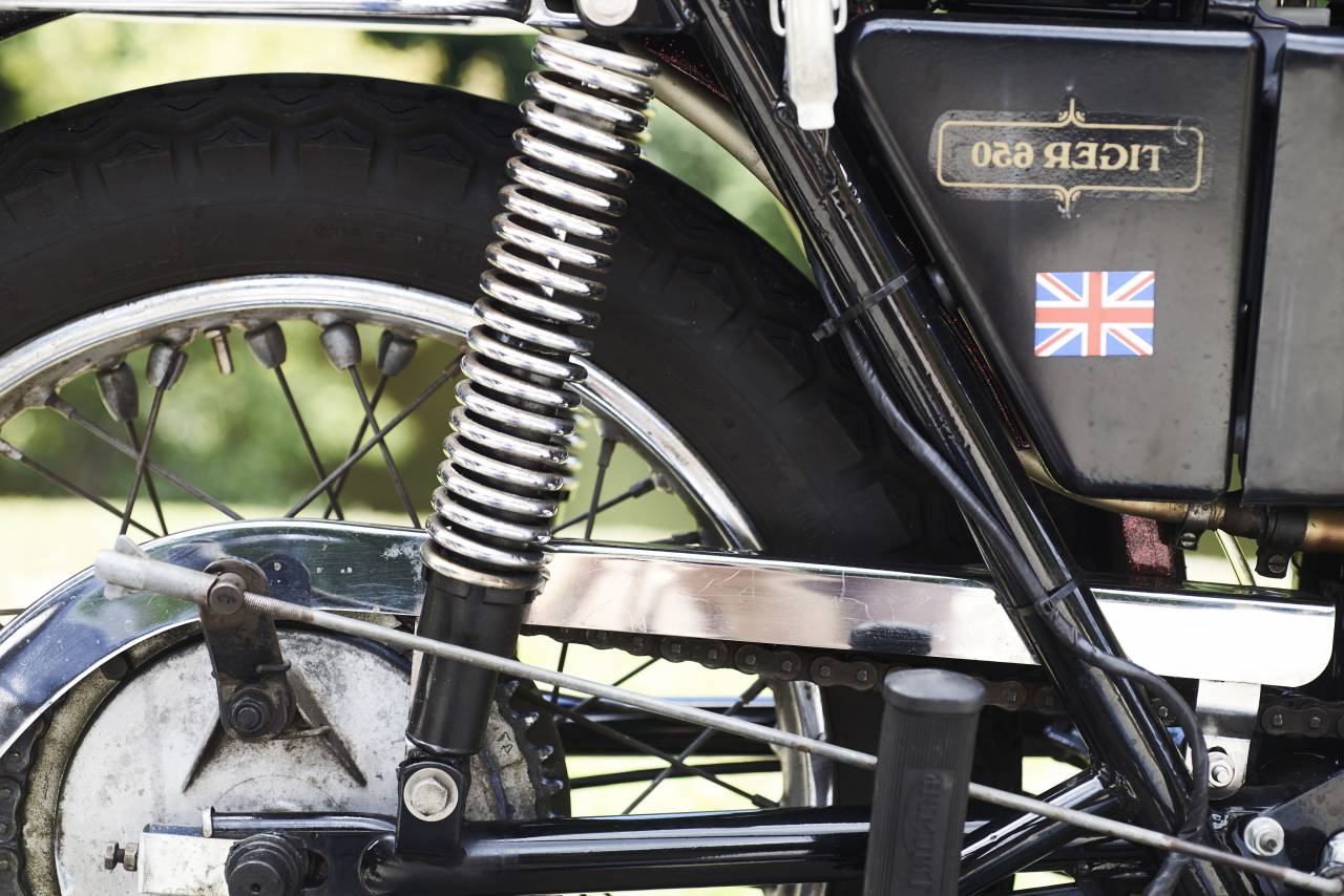 vintage, motorcycle, transport, close up, british, bike, wheel, tire, shock, retro, old, spoke, chrome, chain, classic, machine, metal, ride
, 