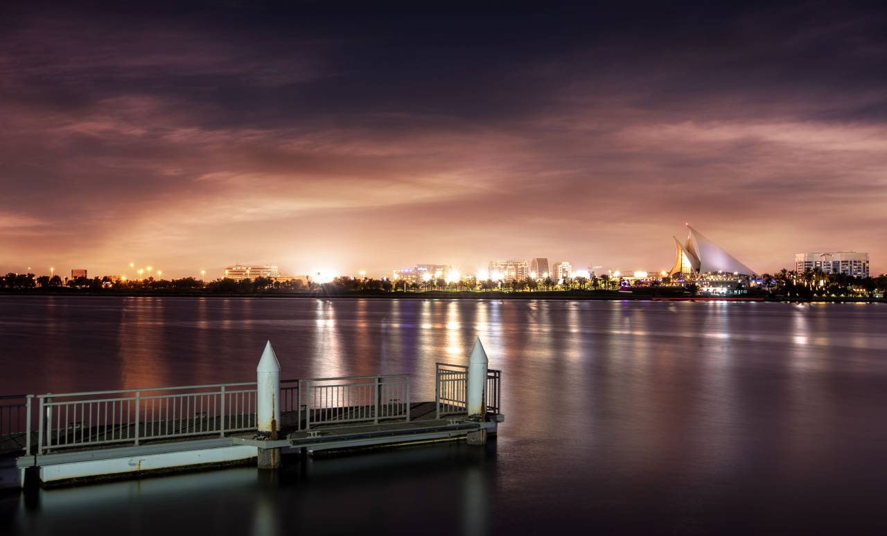 agua, mar, océano, dubai creek, profundo, negro, oscuro, noche, cielo, nubes, reflexión, edificio, infraestructura, arquitectura, hotel, restaurantes, árboles, plantas, parque, gente,