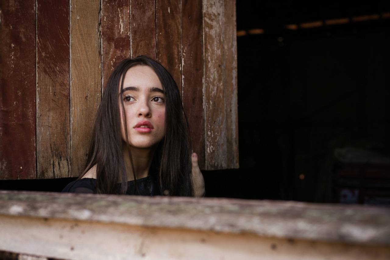 Joven, mujer, pensamiento profundo, pensar, pensativo, preocupado, madera, fondo rústico, gente, persona