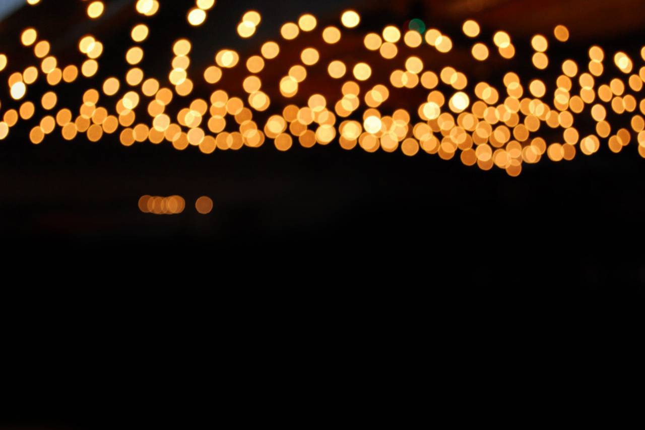 fondo;luces,fondos,noche,desenfocado,resumen,resplandeciente,celebración,brillante,amarillo,equipo de iluminación,iluminado,decoración,oscuro,brillante,patrón,telón de fondo,luz,fenómeno natural,multicolor,calor,temperatura,purpurina,