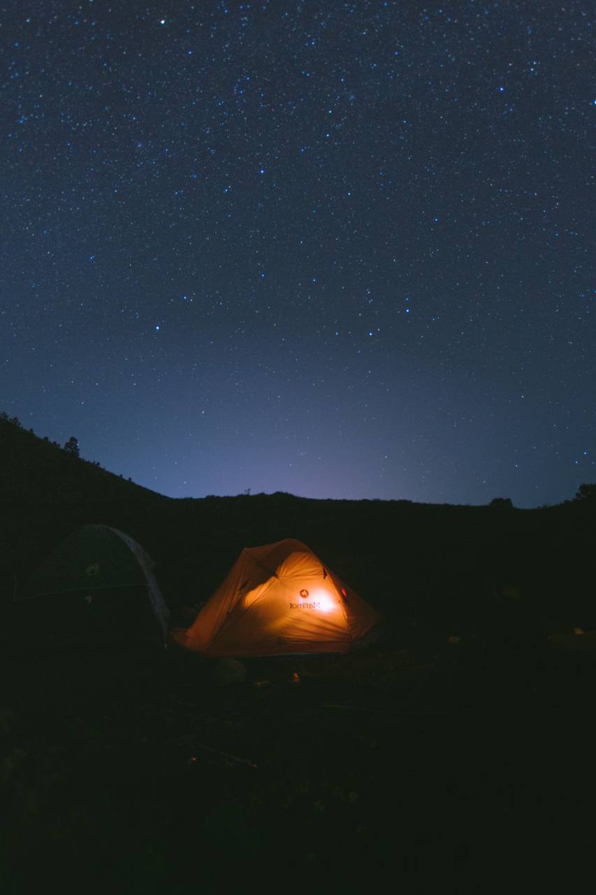 tienda;noche,noche,naturaleza,vía láctea,camping,tienda,estrella,espacio,al aire libre,montaña,oscuridad,galaxia,aventura,paisaje,astronomía,senderismo,anochecer,verano,espacio,
