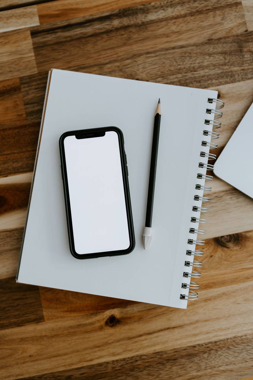 escritorio;bloc de notas;teléfono celular;lápiz,madera,material,mesa,escritorio,oficina,educación,papel,en blanco,bloc de notas,negocios,documento,libro,fondos,bolígrafo,diario,lápiz,