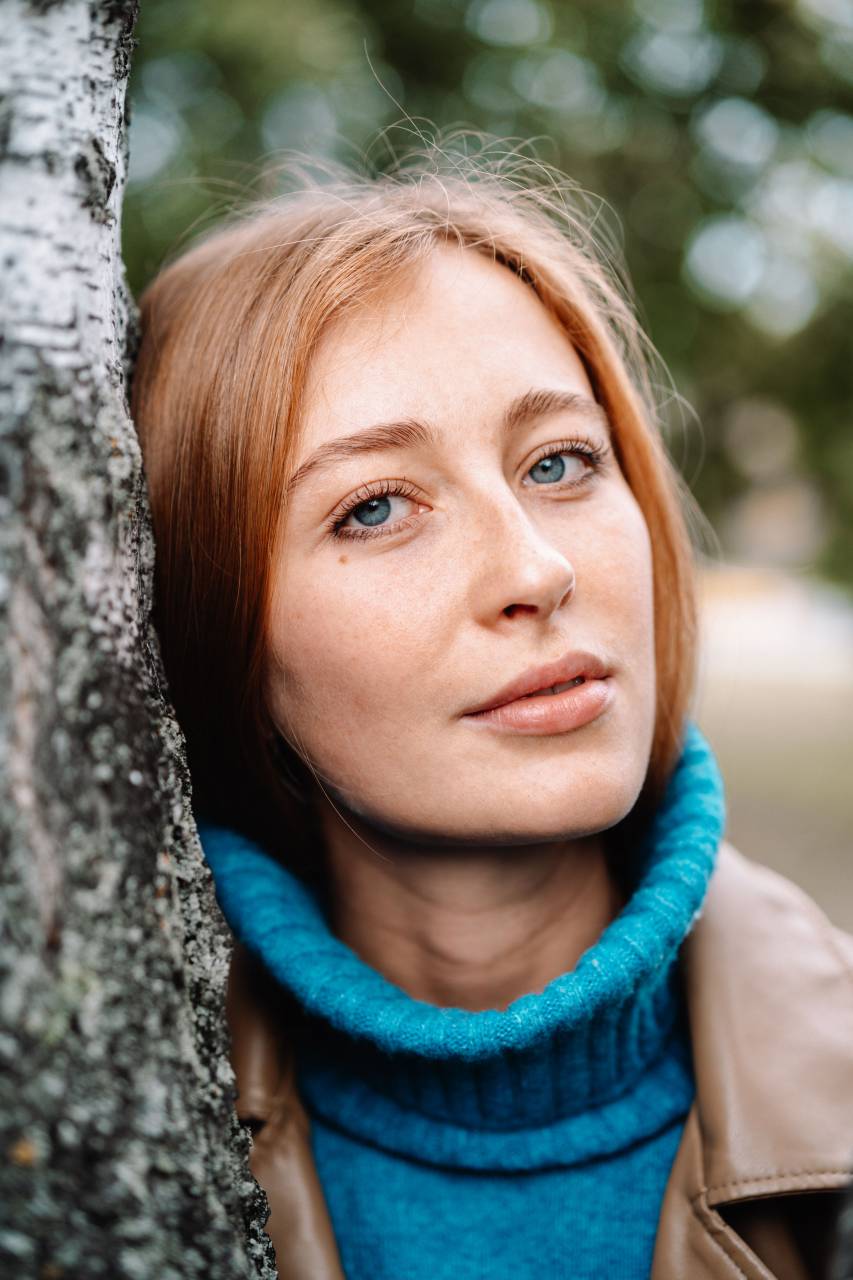 red head;woman;blue eyes,one person,outdoors,women,caucasian ethnicity,adult,smiling,lifestyles,portrait,nature,looking at camera,females,beauty,brown hair,young adult,one,woman,looking,close-up,young women,casual clothing,cheerful,happiness,autumn,focus on foreground,tree,only,real people,day,human face, 