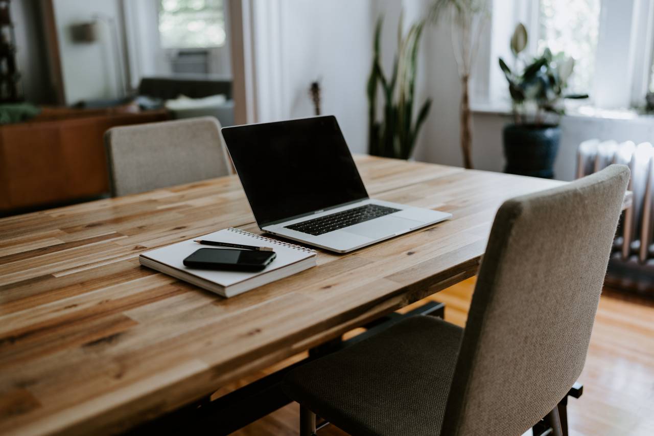 escritorio;computadora,mesa,interior,computadora,portátil,tecnología,oficina,escritorio,trabajando,negocios,moderno,madera,material,silla,habitación doméstica,lugar de trabajo,monitor de computadora,suelos,diseño,internet,estilos de vida,interior de la casa ,