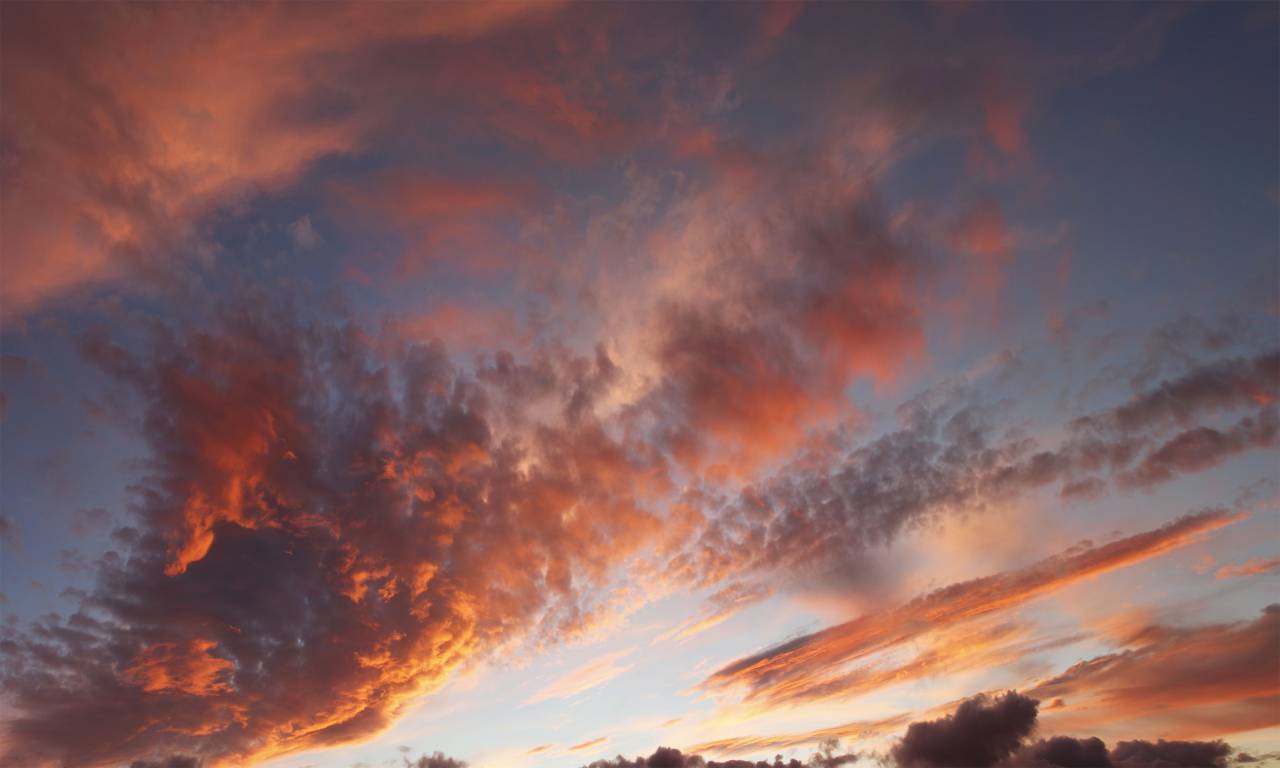 asombroso;cielo,atardecer,naturaleza,nube,cielo,anochecer,clima,sol,al aire libre,luz solar,cielo dramático,amarillo,verano,belleza en la naturaleza,azul,amanecer,cielo,estratosfera,paisaje,fondos,nublado,cielo cambiante, día, temporada,