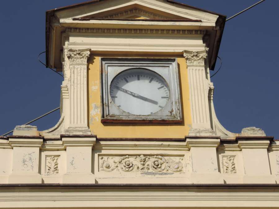 analog clock, building, capital city 