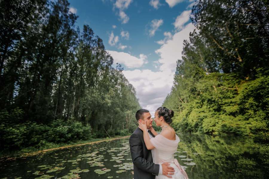 abrazando, novio, beso, novia, bosque, río