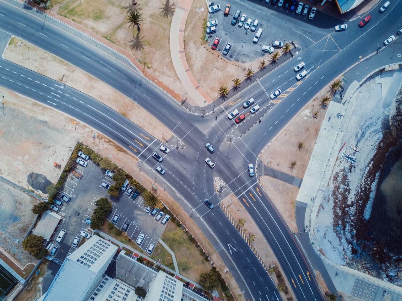 arquitectura, edificio, infraestructura, aéreo, vista, carretera, calle, coche, vehículo, ciudad, torre, horizonte, tejados, verde, árboles, plantas, naturaleza,