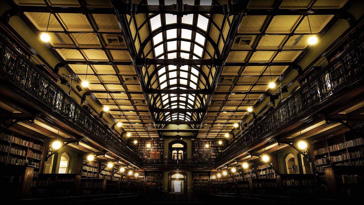 Arquitectura, edificio, biblioteca, libros, estanterías, luz, accesorios, techo, líneas, formas, patrones, perspectiva,