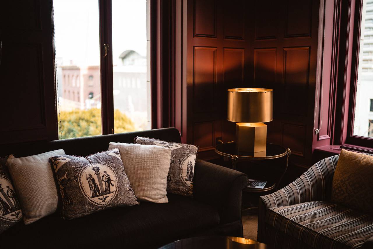 arquitectura, casa, interior, salón, sala, sofá, sofá, almohada, pantalla de lámpara, ventana,