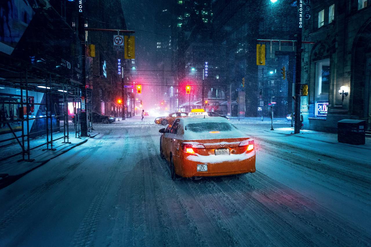 Canadá;taxi;noche,coche,noche,tráfico,vida de la ciudad,al aire libre,transporte,paisaje urbano,iluminado,anochecer,movimiento borroso,edificio exterior,oscuro,velocidad,farola,nieve,arquitectura,húmedo,invierno,estructura construida,modo de transporte, lluvia,