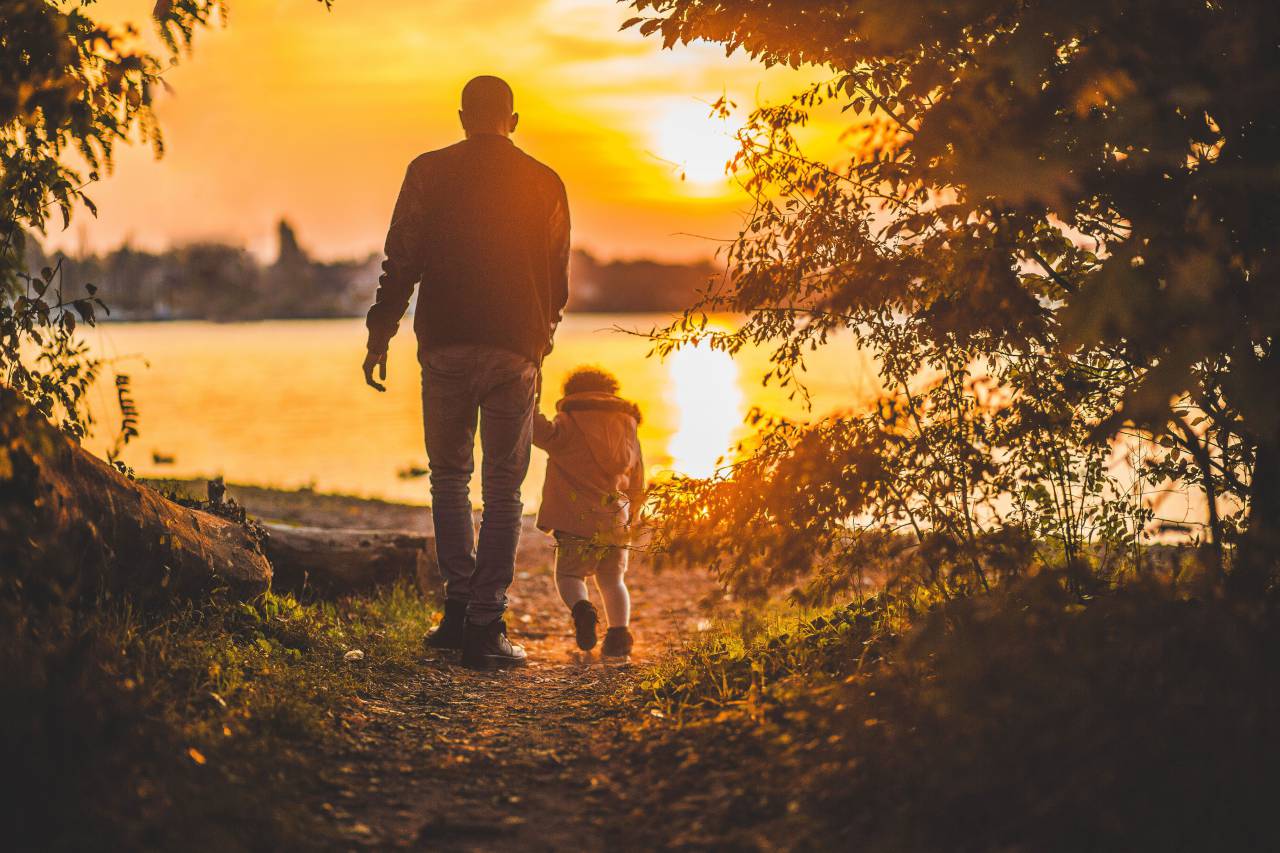 papá, padre, niño, niño, familia, gente, parque, sendero, bosque, bosques, árboles, naturaleza, lago, agua, puesta de sol, anochecer,