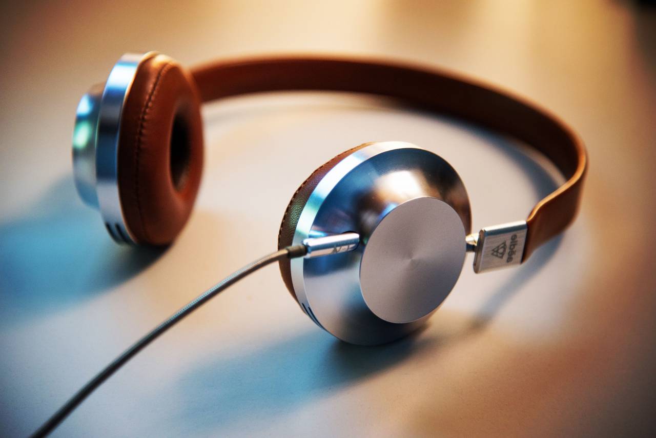 headphones, music, song, foam, earphones, ipod, cellphone, playlist, band, singer, wire
, 