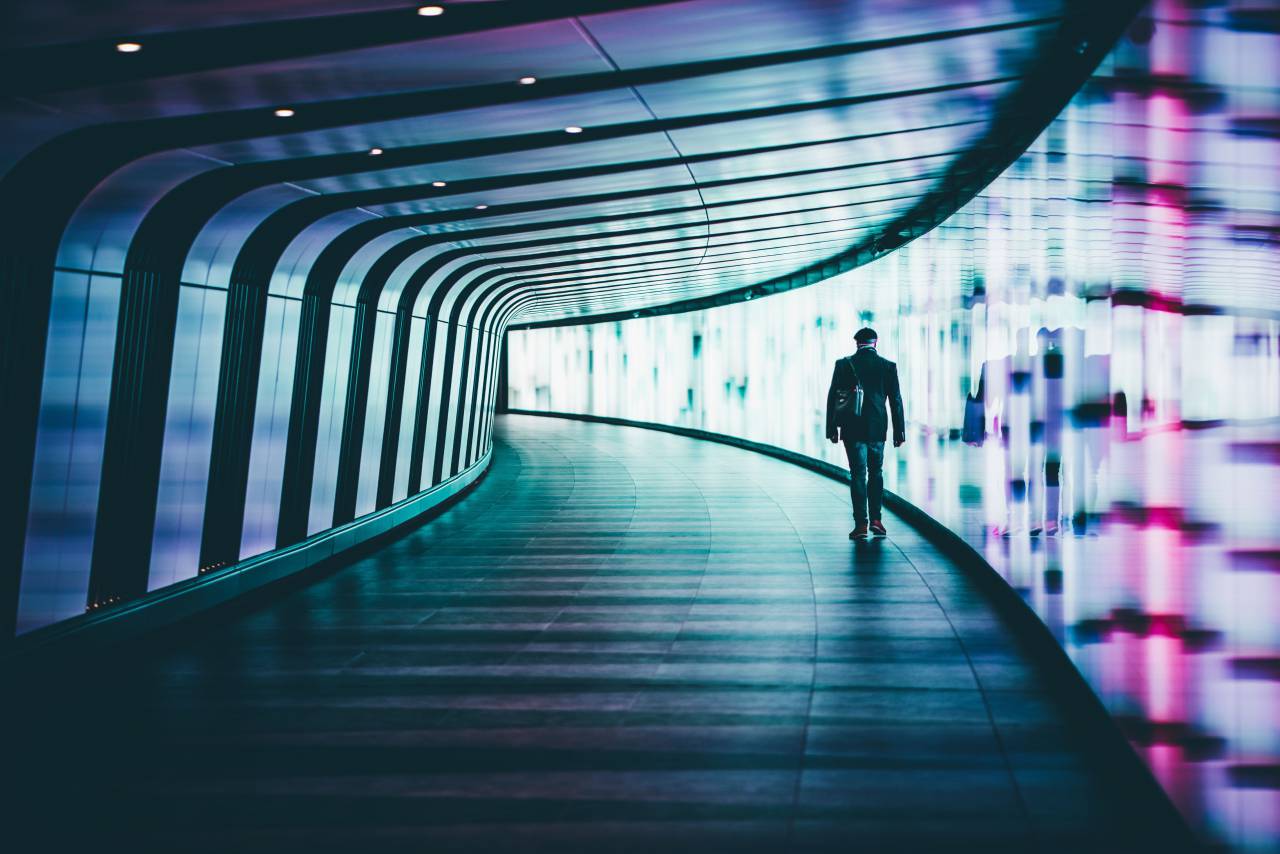 gente;caminar;aeropuerto;moderno,hombres,caminar,arquitectura,interior,corredor,movimiento,adulto,una persona,hombre de negocios,movimiento borroso,vida de la ciudad,azul,punto de fuga,estructura construida,moderno,futurista,velocidad,