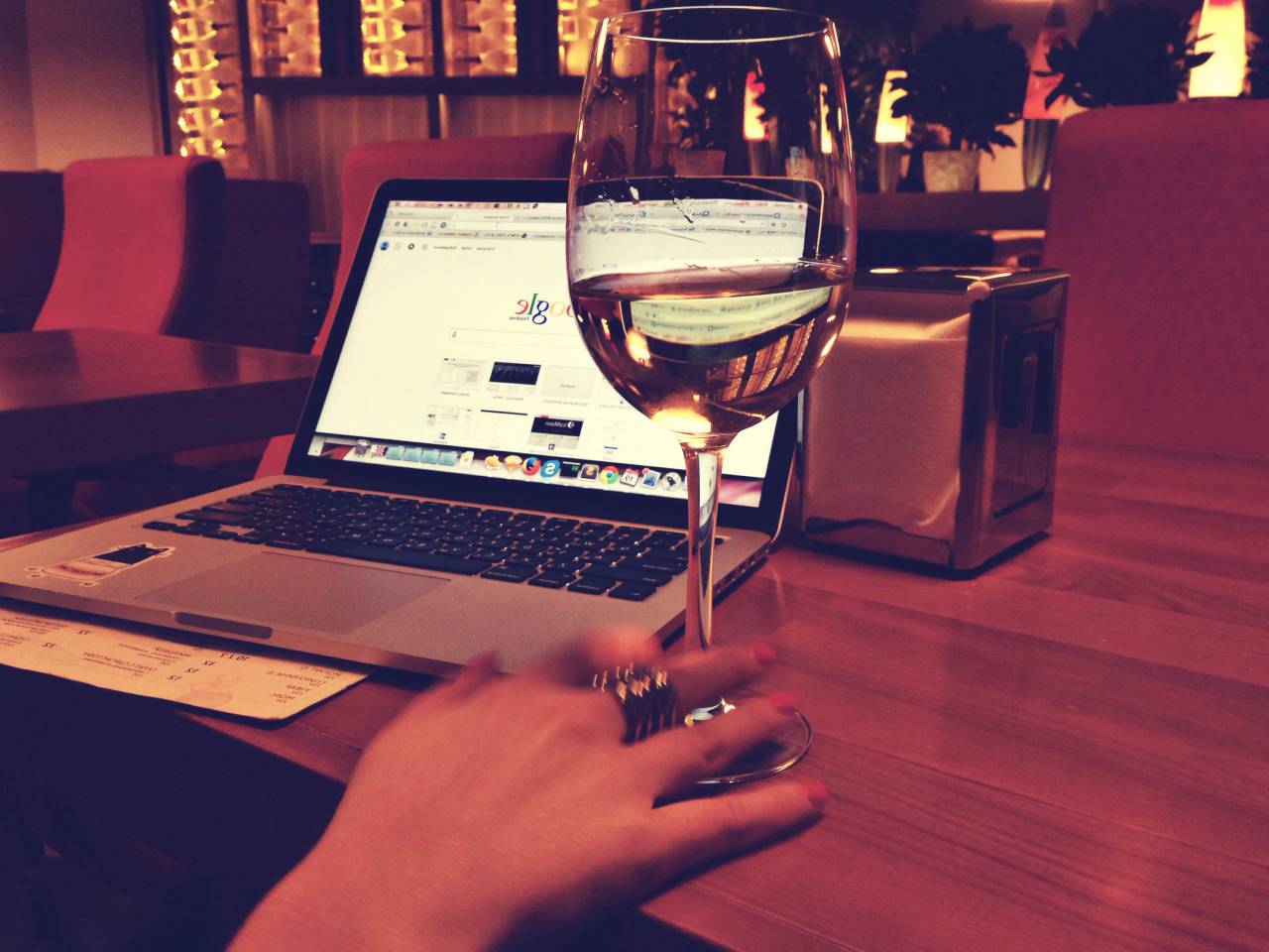 Macbook, vino, google, laptop, computadora, tecnología, trabajo, negocios, mesa,