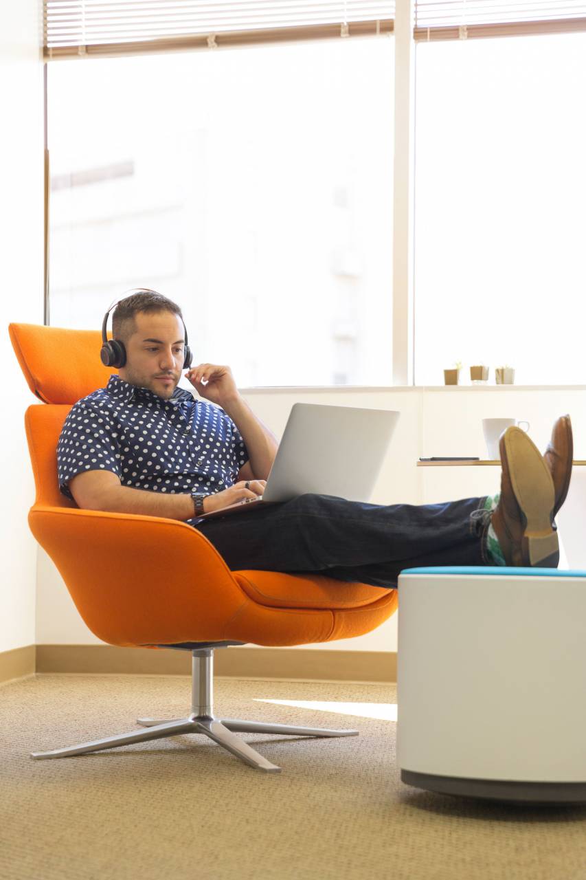 hombre, auriculares, ordenador portátil, macbook, tecnología, silla, naranja, negocio, oficina, escritorio, pies, zapatos, masculino, ventana, camisa, trabajo, música, escuchar,
