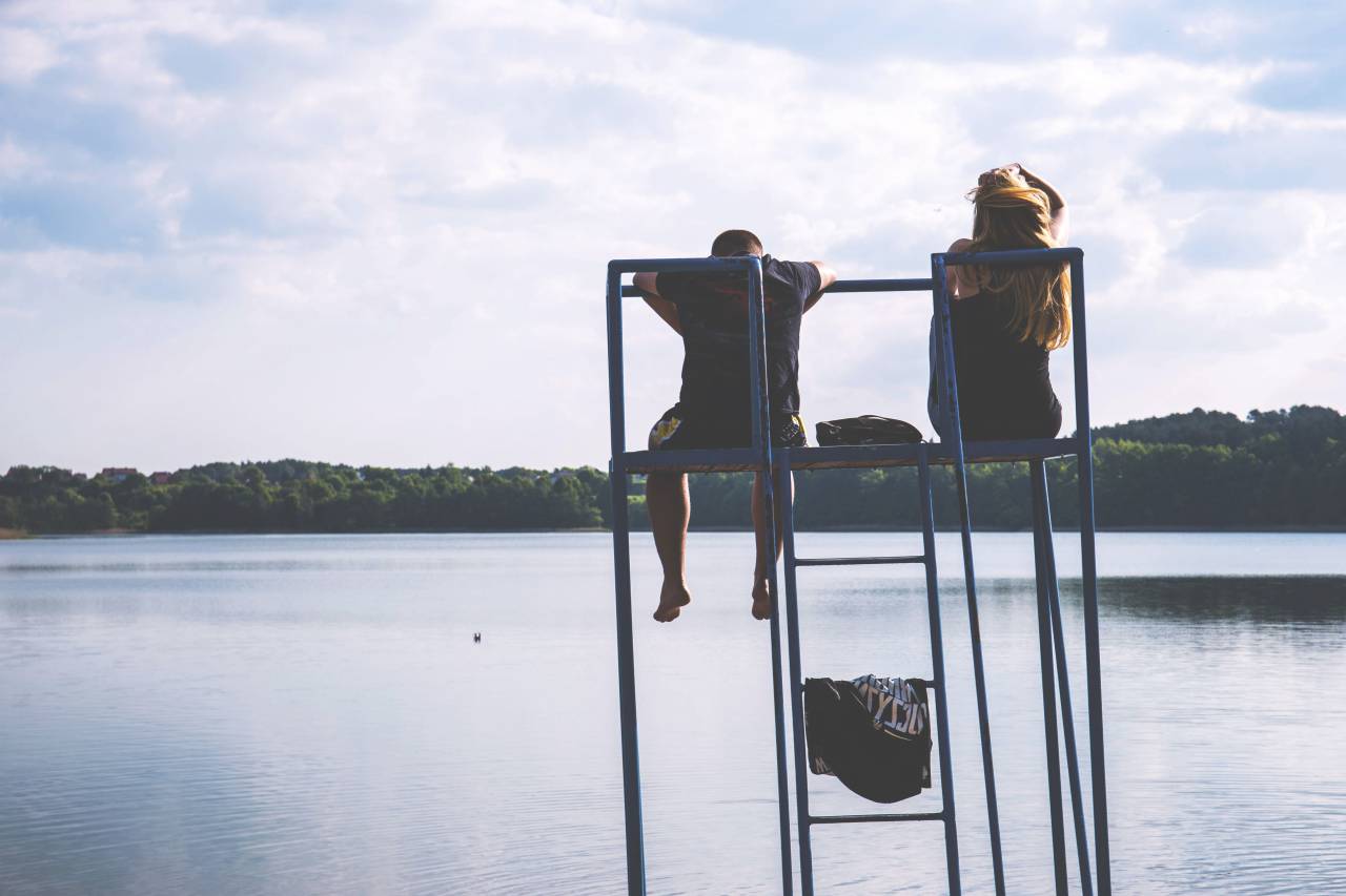 Hombre, mujer, gente, pareja, amigos, amor, cariño, fecha, sentarse, agua, lago, río, vista, cielo, nubes, horizonte,