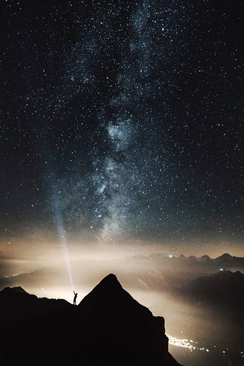 montaña, valey, colina, gente, hombre, solo, oscuro, noche, linterna, estrellas, galaxias, luz,