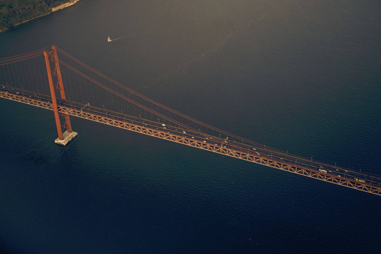 La naturaleza, el agua, la arquitectura, la estructura, el puente, los coches, la carretera, el hito,