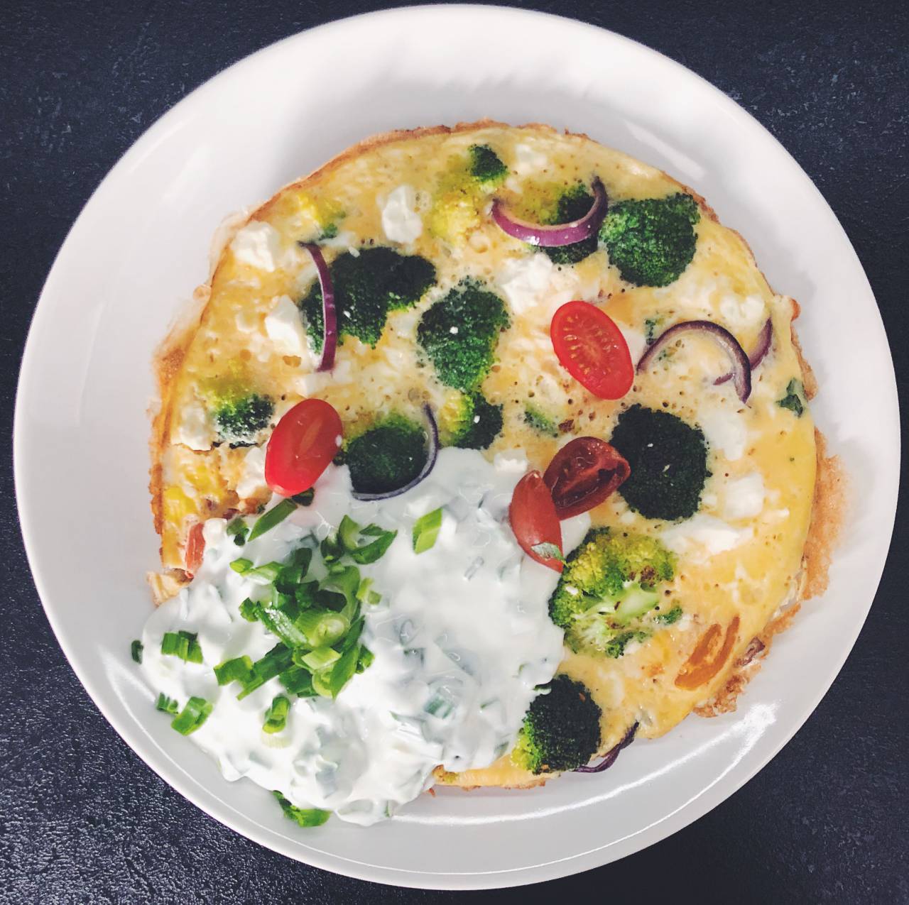 tortilla, verduras, brócoli, cebolla, tomate, queso feta, yogur, cebolleta, comida,