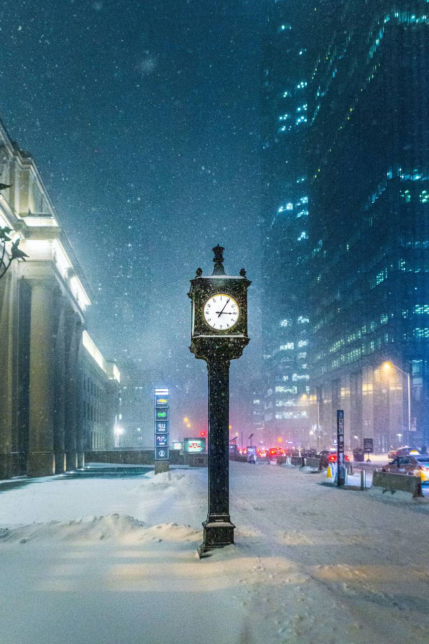 Toronto;reloj;vida de la ciudad;noche,noche,aire libre,nieve,invierno,iluminado,arquitectura,reloj,vida de la ciudad,anochecer,paisaje urbano,lugar famoso,edificio exterior,