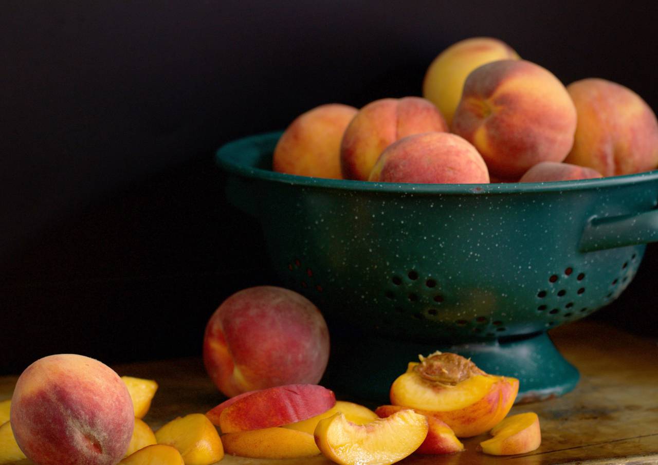 peaches, fresh, fruit, slices, organic, sweet, close up, juicy, healthy, nutrition, rustic, eating, food, snack, bowl, colander
, 