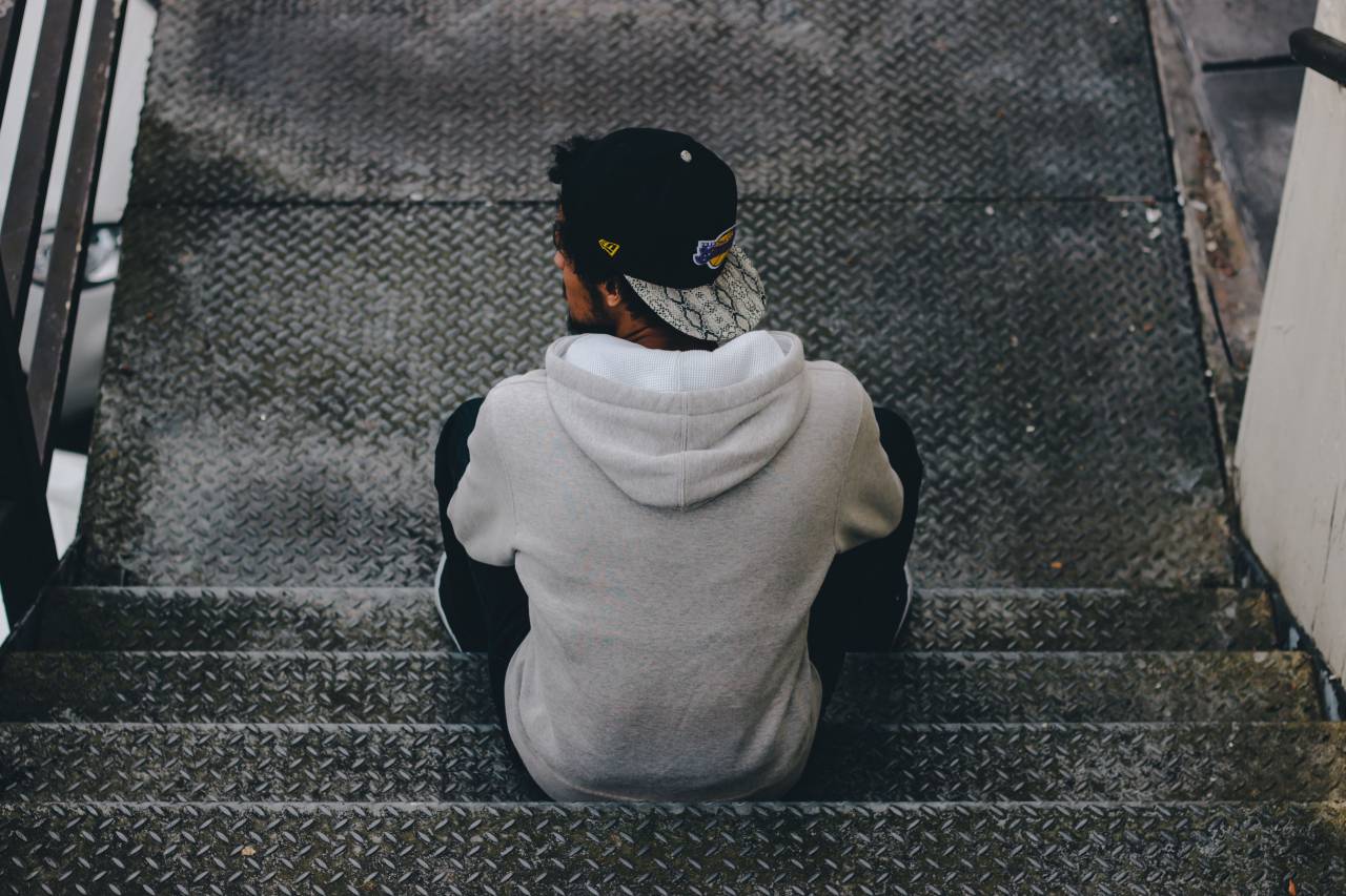 escalera, esperando, gente, hombre, sentándose, sendero, solo, triste,